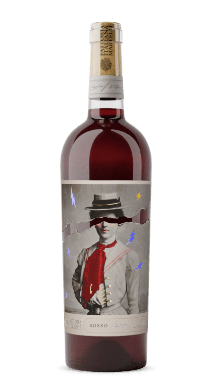 Bottiglia di vino rosso Petra casella Con elegante signora sull'etichetta strappata all'altezza del viso